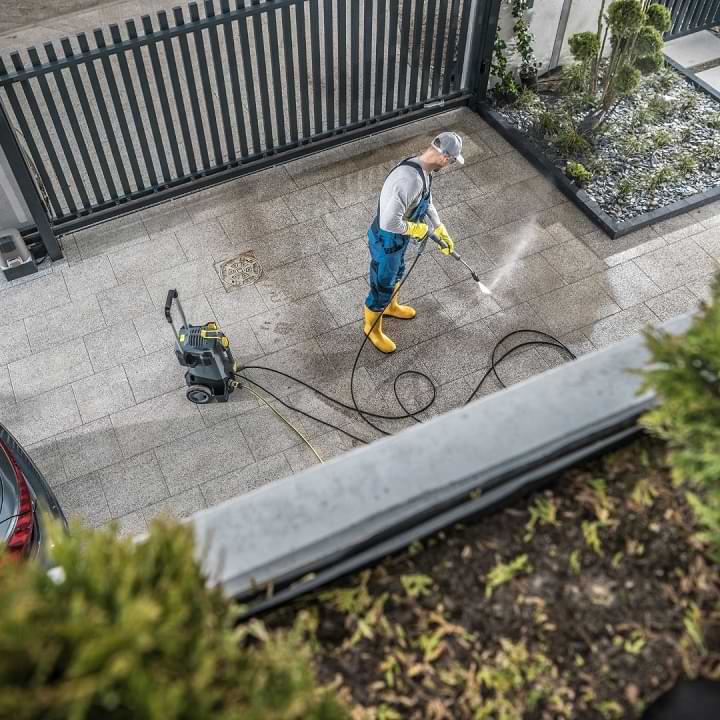 Driveway cleaning using presure washer